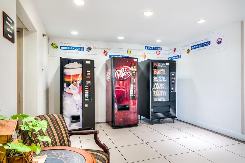 Motel 6 Normal Extérieur photo