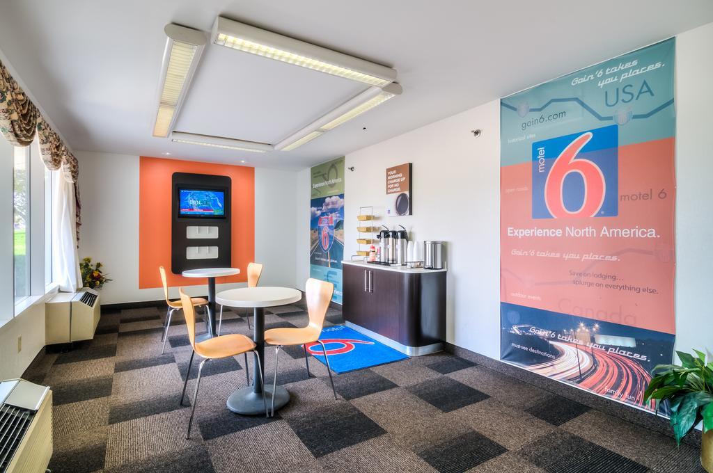 Motel 6 Normal Extérieur photo