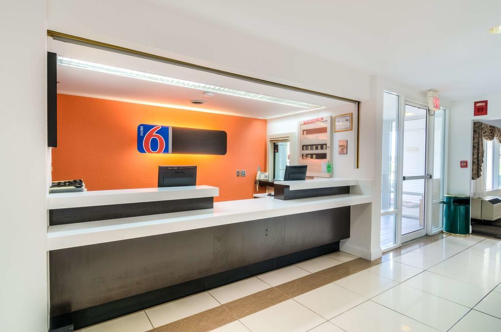Motel 6 Normal Extérieur photo